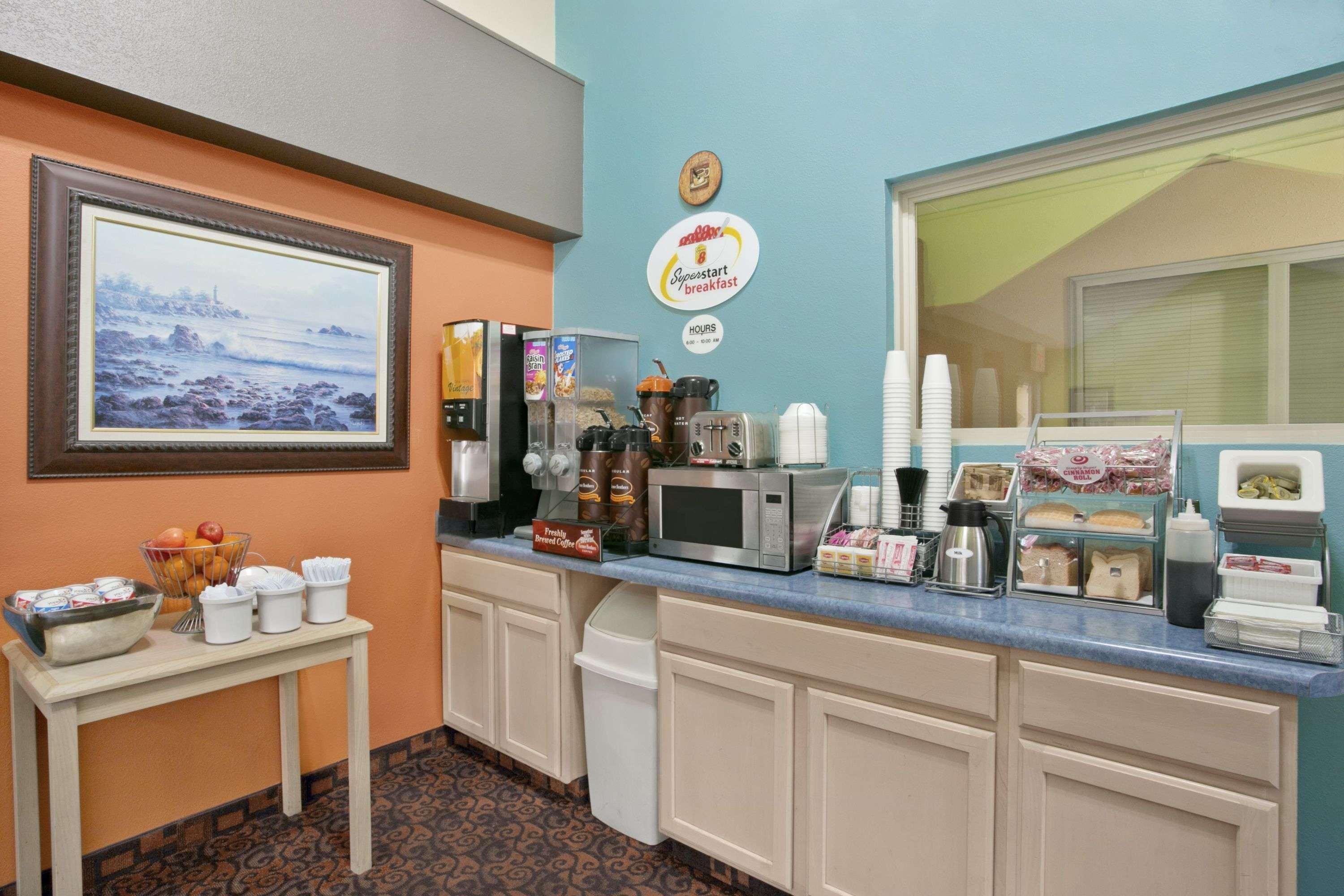 Super 8 By Wyndham Belleville St. Louis Area Bagian luar foto