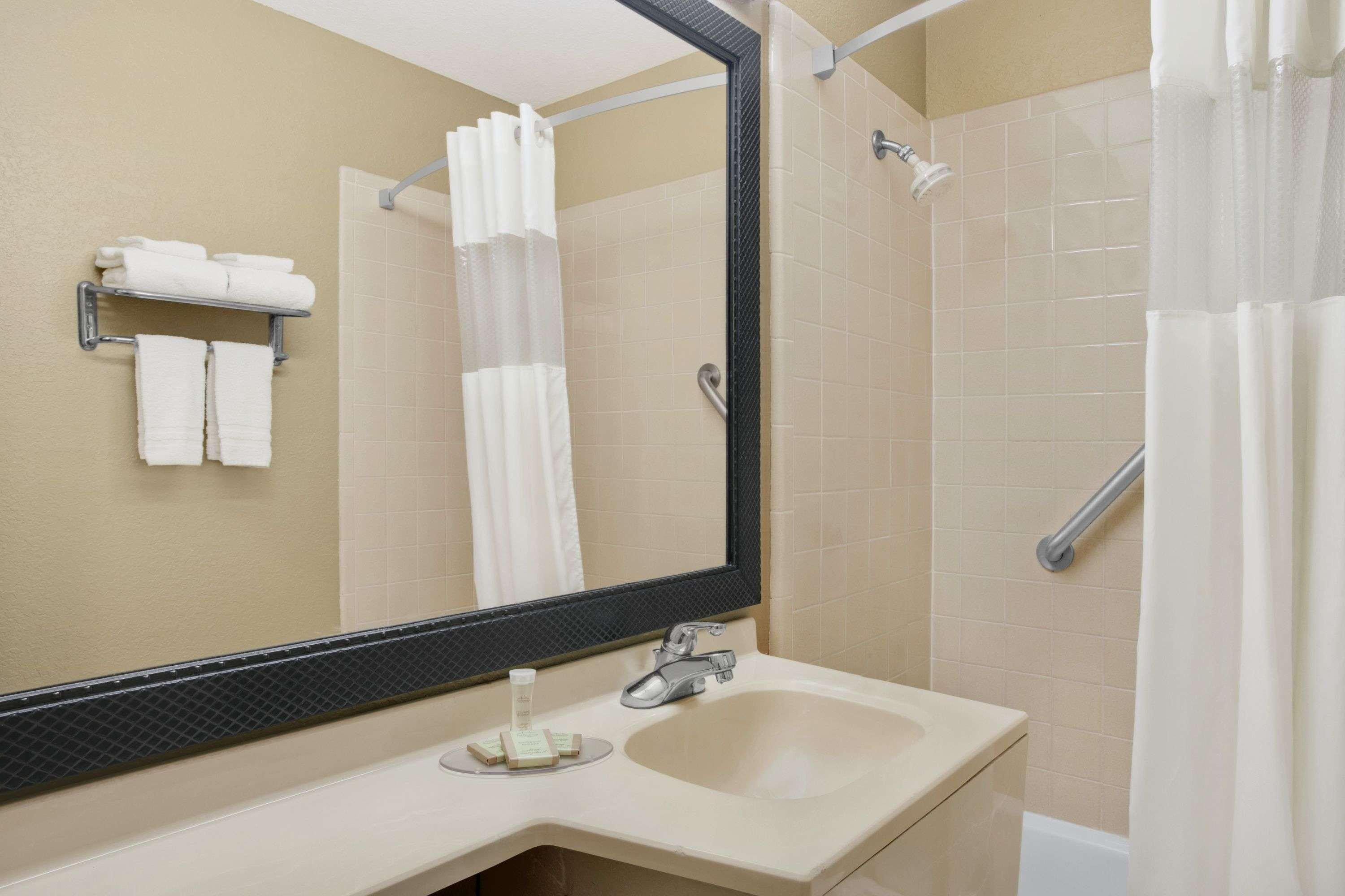 Super 8 By Wyndham Belleville St. Louis Area Bagian luar foto