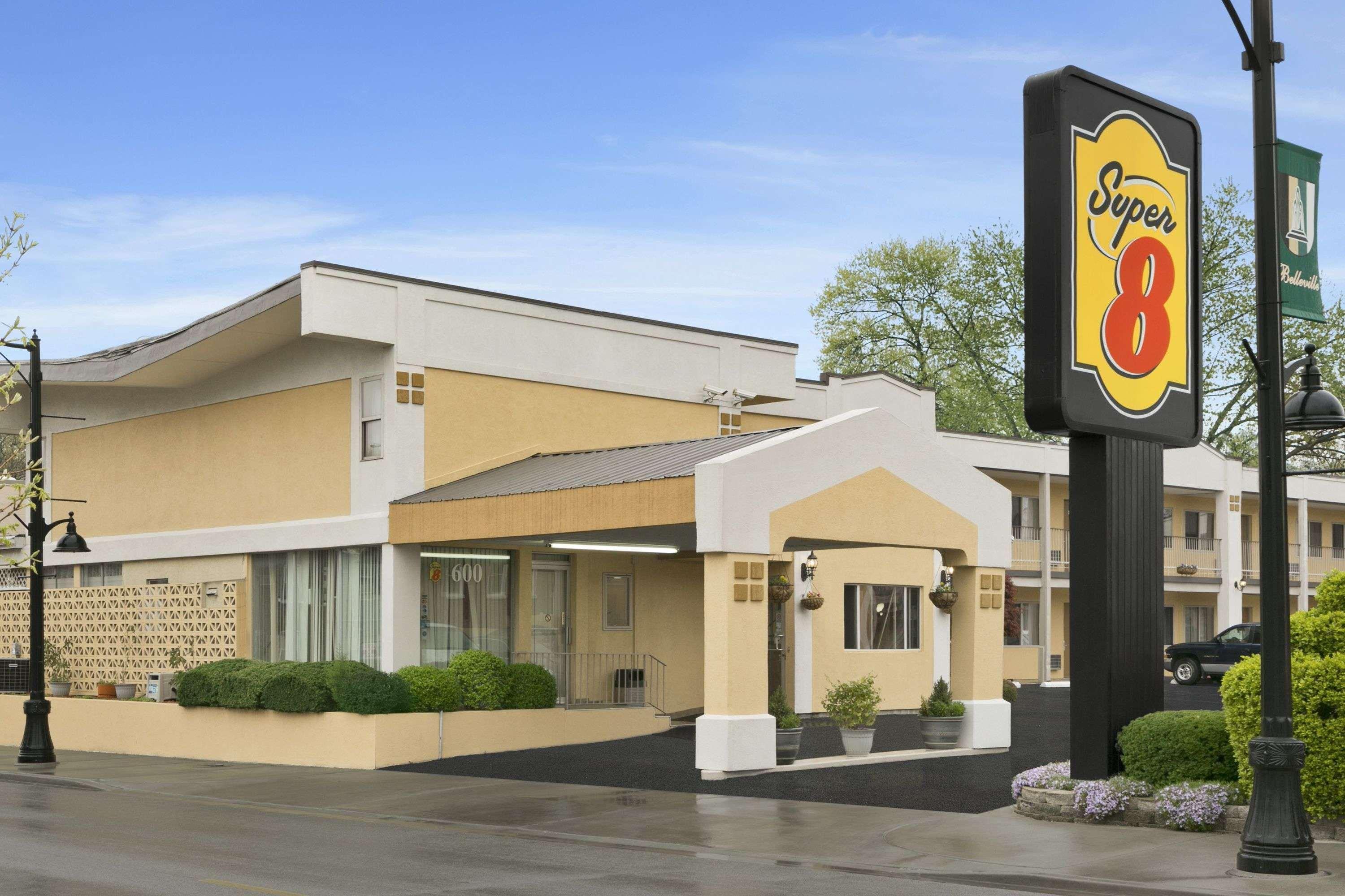 Super 8 By Wyndham Belleville St. Louis Area Bagian luar foto