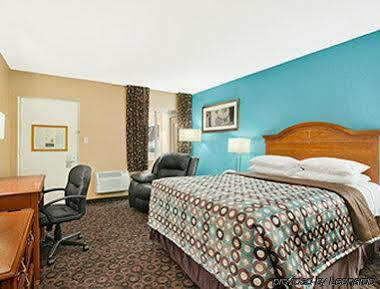 Super 8 By Wyndham Belleville St. Louis Area Bagian luar foto