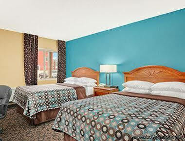 Super 8 By Wyndham Belleville St. Louis Area Bagian luar foto